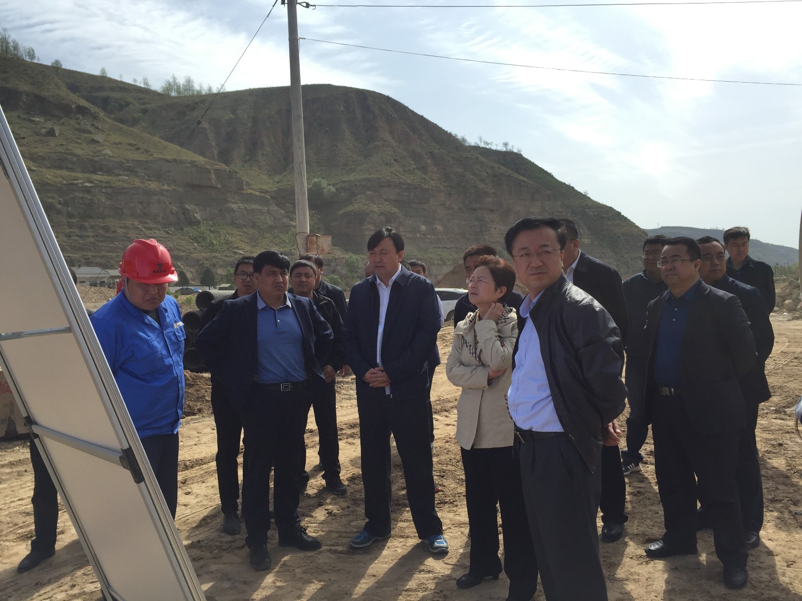 1525833923252698tEsX.jpg 孙矿玲视察招安项目施工建设情况.jpg