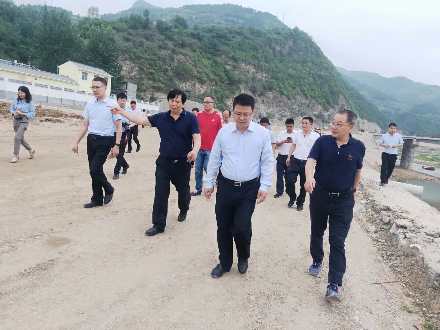 156107750857574652qJ.jpg 商洛市市委副书记李豫琦带队调研水环境公司户家塬污水处理厂项目建设工作.jpg
