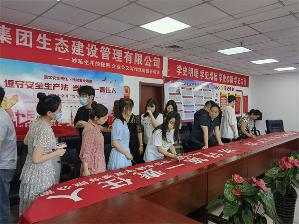 1654481748475891ECBq.jpg 生态公司 与会人员在主题横幅上集体签名.jpg