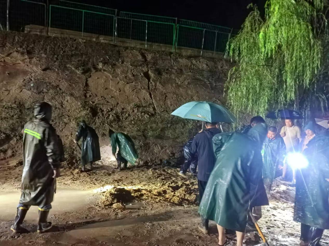 1723621190917561YyW3.jpg 油气工程公司王渠则站组织全员“战暴雨、抢排险、保安全”.jpg