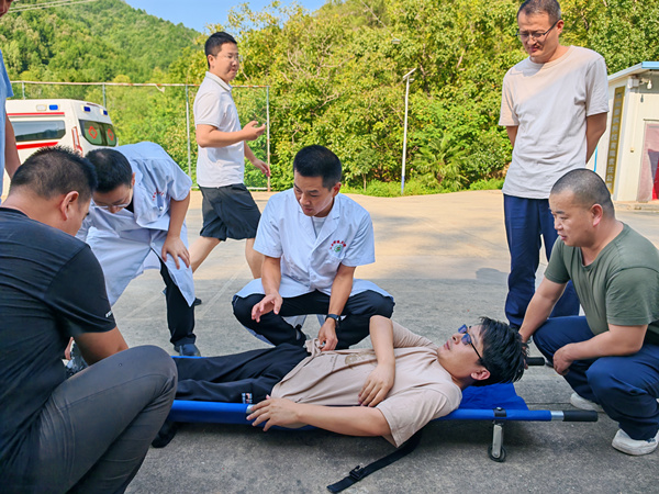 秦枫矿业公司工会邀请驻地卫生院开展急救技能培训4_副本.jpg